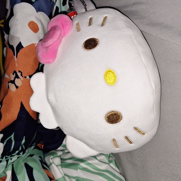 Hello kitty plushie - Picture 3 of 4